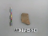 藏品(灰褐色夾砂陶片)的圖片